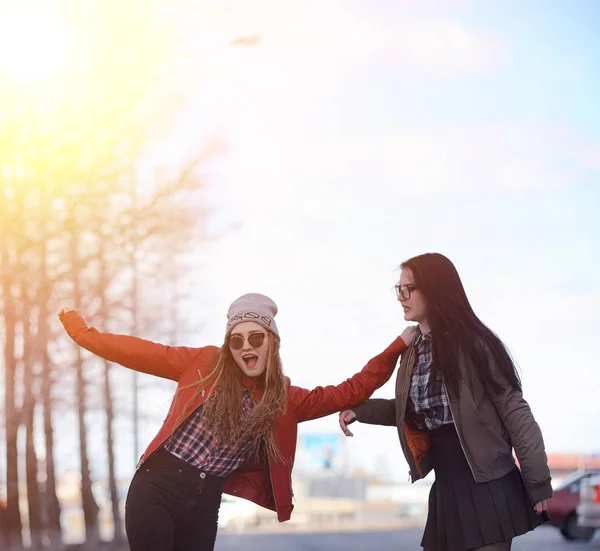 Een meisje van jonge hipster is een skateboard rijden. Meisjes vriendinnen f — Stockfoto