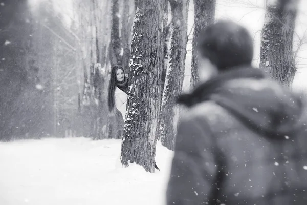 Una pareja cariñosa en un paseo de invierno. Hombre y mujer en una cita en el —  Fotos de Stock