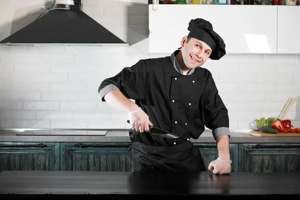 Homem Cozinheiro Preparando Comida Mesa Cozinha Vegetais — Fotografia de Stock