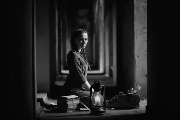 Chica retro en la vieja casa leyendo libros — Foto de Stock