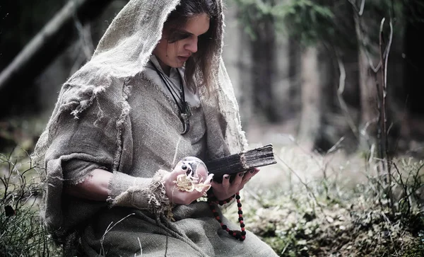 Pohádkový kouzelník. Čaroděj se skleněnou kouli, magické kouzlo — Stock fotografie