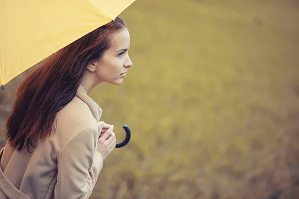 Chica joven en el parque de otoño —  Fotos de Stock