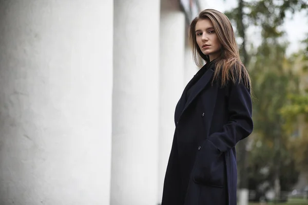 Belle fille dans un manteau dans les affaires du centre-ville — Photo