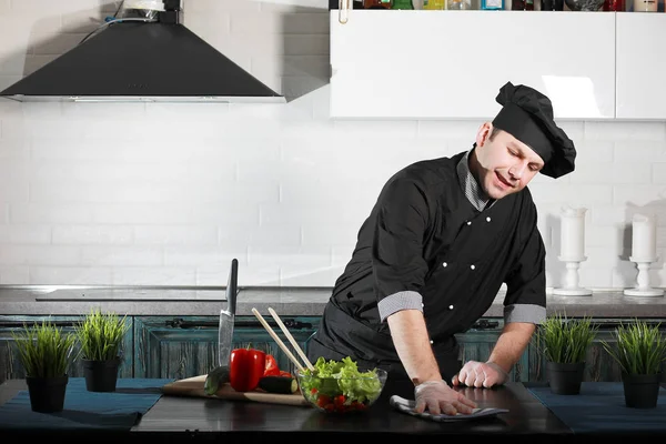 Homem Cozinheiro Preparando Comida Mesa Cozinha Vegetais — Fotografia de Stock