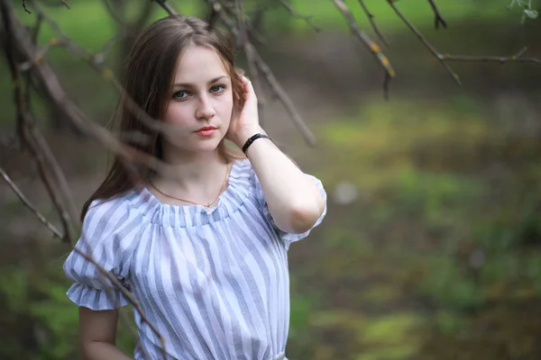 Une fille dans un parc vert printanier — Photo