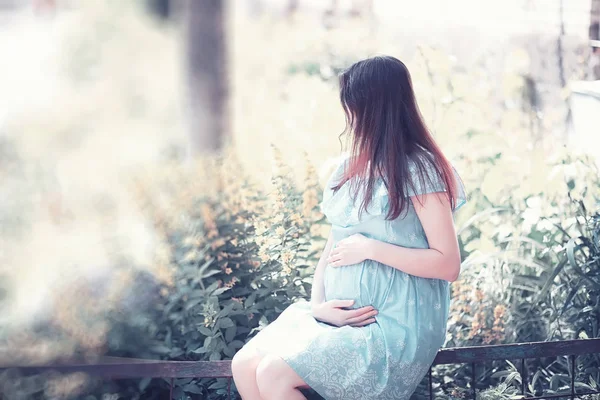 Беременная девушка в платье на природе — стоковое фото