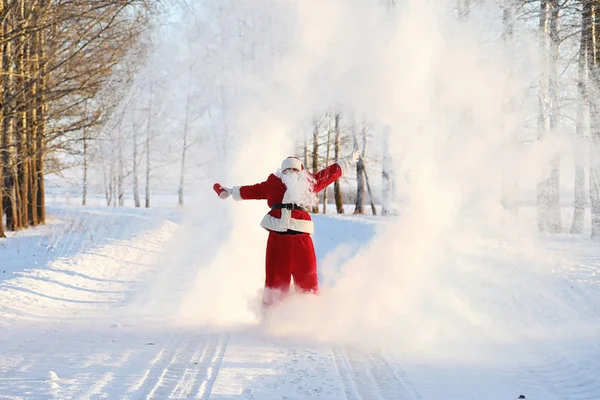 겨울 필드에 산타입니다. 산타 마법의 안개 일 따라 걷으십시오 — 스톡 사진