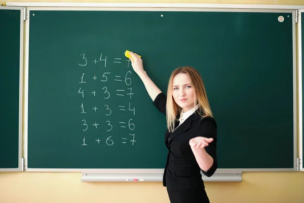 Guru muda di kelas sekolah — Stok Foto