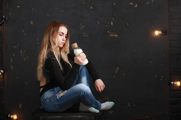 Молода дівчина п'є молоко з пляшки — стокове фото