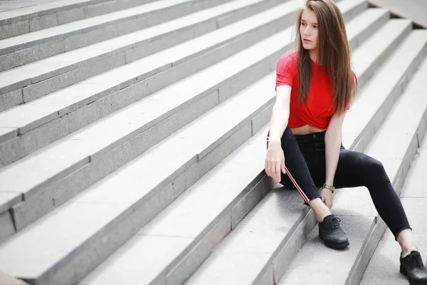 Una chica posando en los escalones de un edificio — Foto de Stock