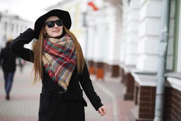 Mujer francesa para dar un paseo a principios de primavera — Foto de Stock