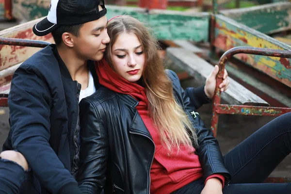 Couple Aimant Marcher Dans Des Vêtements Décontractés — Photo