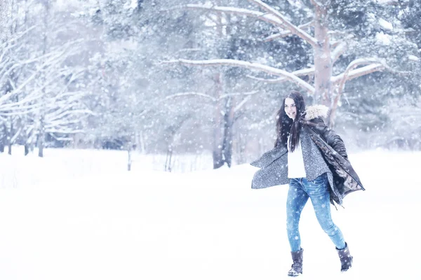 Bella ragazza in una bella neve invernale — Foto Stock