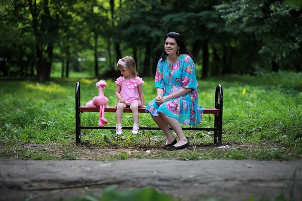 Мама з двома дочками близнюками. — стокове фото