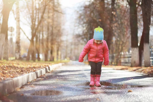 Los niños caminan en el parque de otoño — Foto de Stock