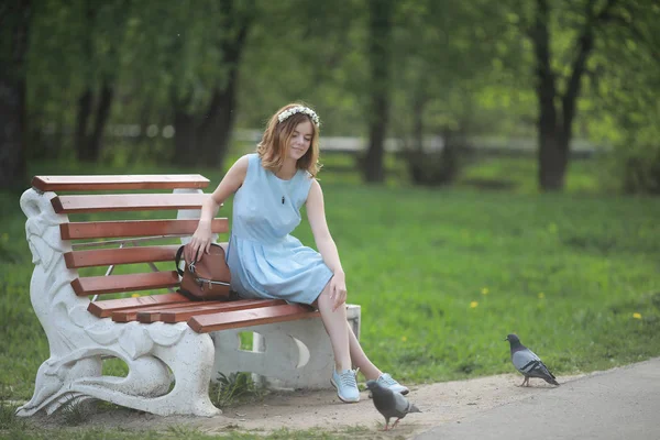 Menina em vestido azul no parque verde — Fotografia de Stock