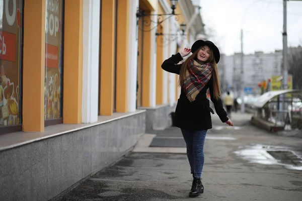 Mujer francesa para dar un paseo a principios de primavera — Foto de Stock