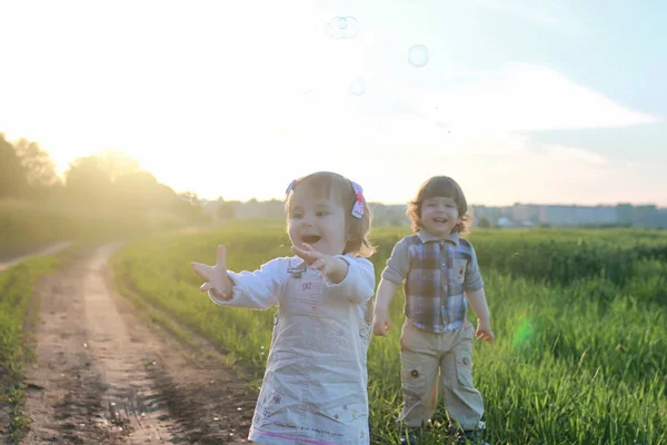 Bambini all'aperto sulla natura — Foto Stock