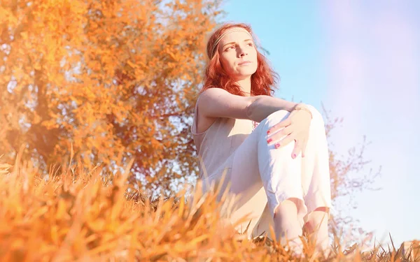 Uma rapariga a passear num parque. Menina ruiva jovem na primavera — Fotografia de Stock