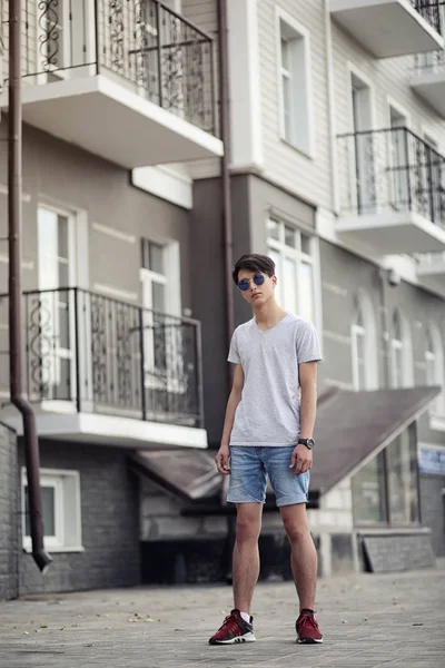 アジア系の若い男は身に着けているサングラス アウトドア — ストック写真