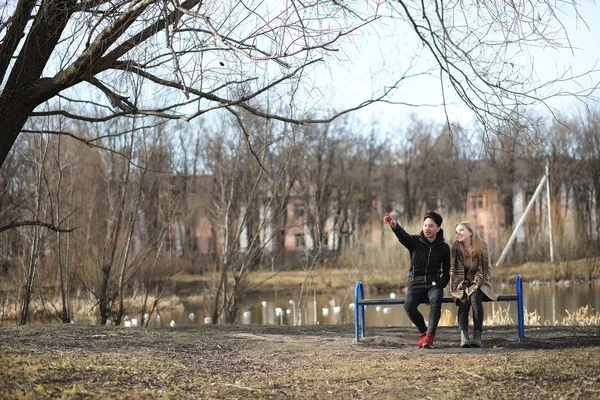 Egy pár meg őszi parkban — Stock Fotó