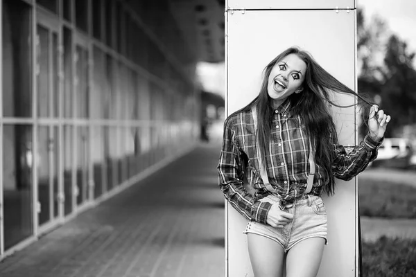 Fille dans un clown maquillage noir et blanc — Photo