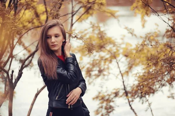 Jeune fille dans le parc d'automne — Photo