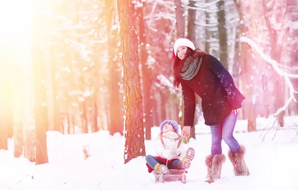 Un conte de fées d'hiver, une jeune mère et sa fille montent en traîneau — Photo