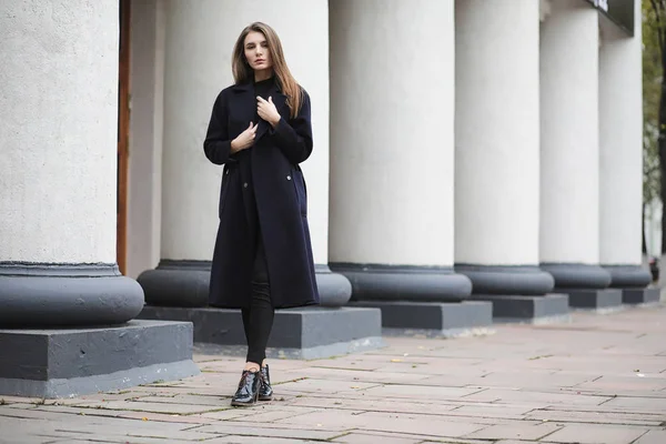 Belle fille dans un manteau dans les affaires du centre-ville — Photo