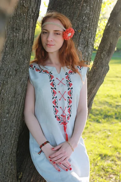 Une fille en promenade dans un parc d'automne. Jeune fille aux cheveux roux dans la — Photo