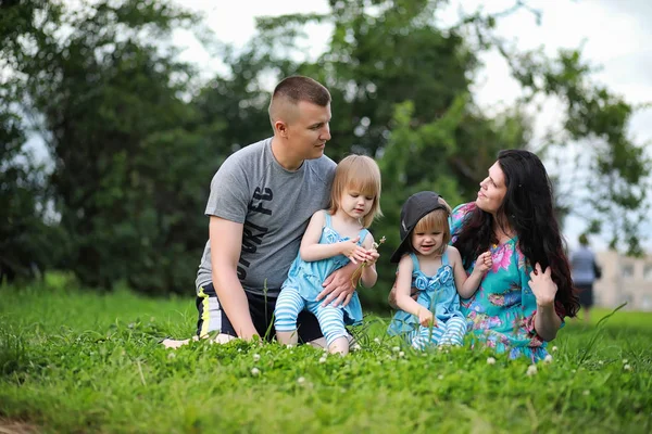 Mamá con dos hijas gemelas — Foto de Stock