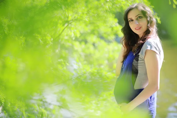 Femme Enceinte Promenade Dans Parc — Photo