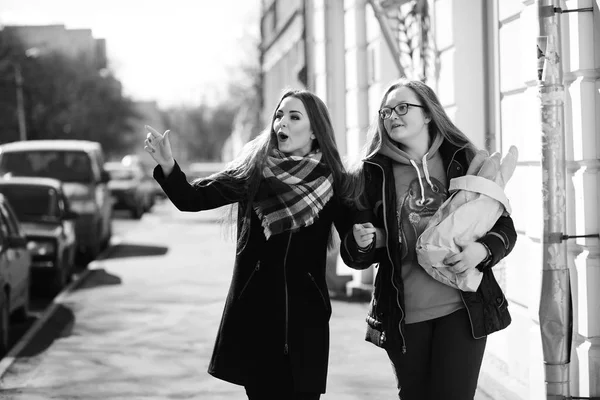 Photo noir et blanc d'une jeune fille en promenade — Photo