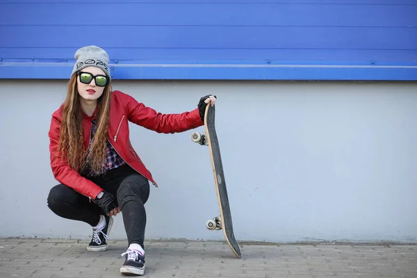 Una giovane hipster sta cavalcando uno skateboard. Ragazze amiche f — Foto Stock