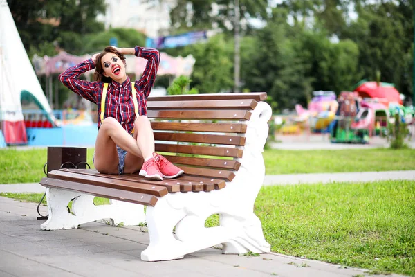 Söt flicka i en clown smink — Stockfoto