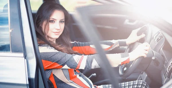 Menina dirigindo um carro emoções ruins — Fotografia de Stock