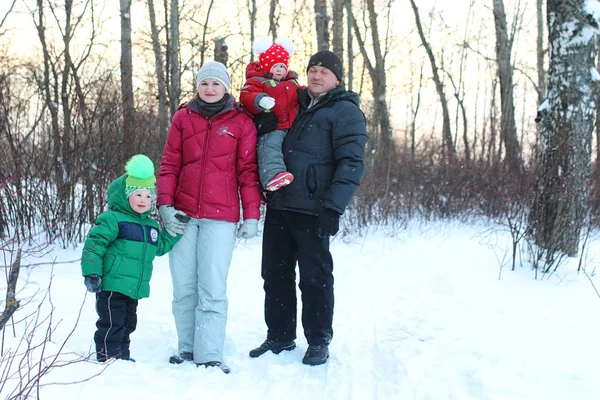 Молодая семья с детьми зимой — стоковое фото