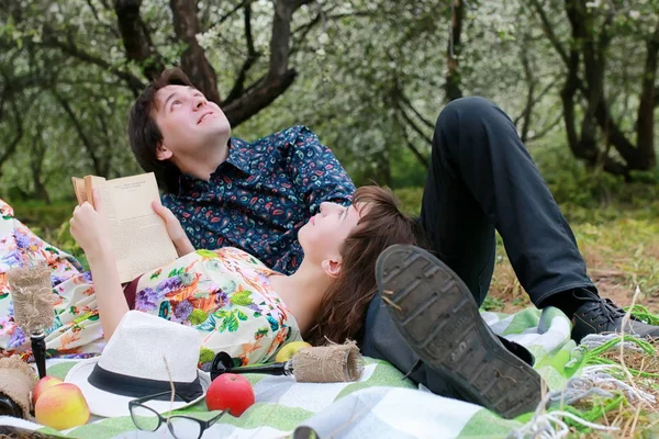 Pareja joven en la fecha en el parque de primavera — Foto de Stock