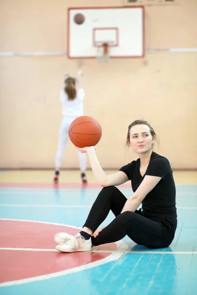 Ragazza in palestra a giocare a basket — Foto Stock