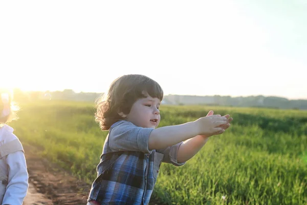 Děti venku v přírodě — Stock fotografie