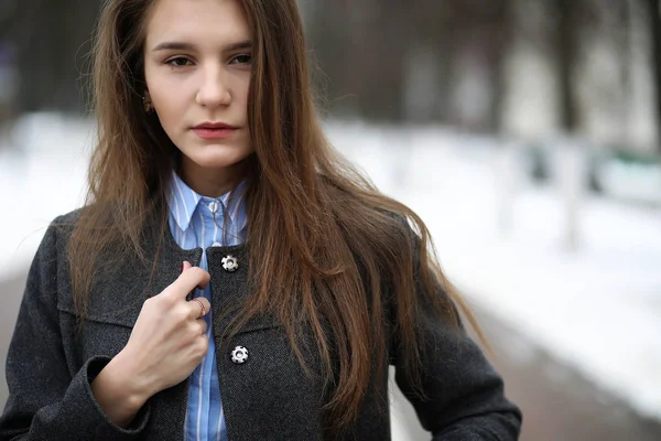 Jovem menina adulta de casaco na rua — Fotografia de Stock