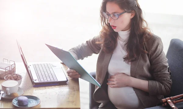 Zwangere vrouw die werkt op computer in café — Stockfoto