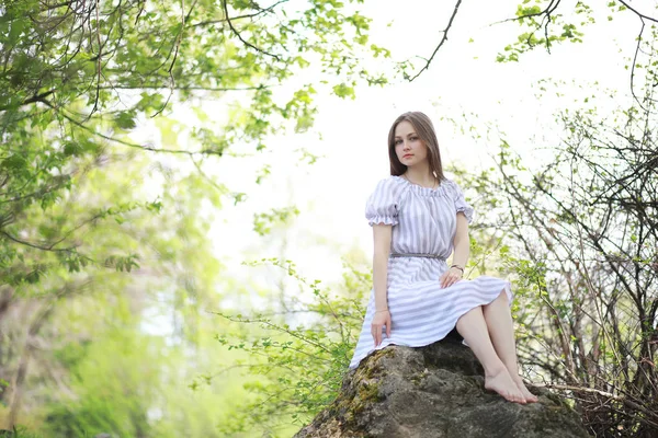 Bir kız bir bahar yeşil park — Stok fotoğraf