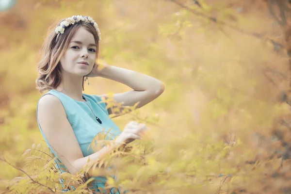 秋のパーの散歩に若い女の子 — ストック写真