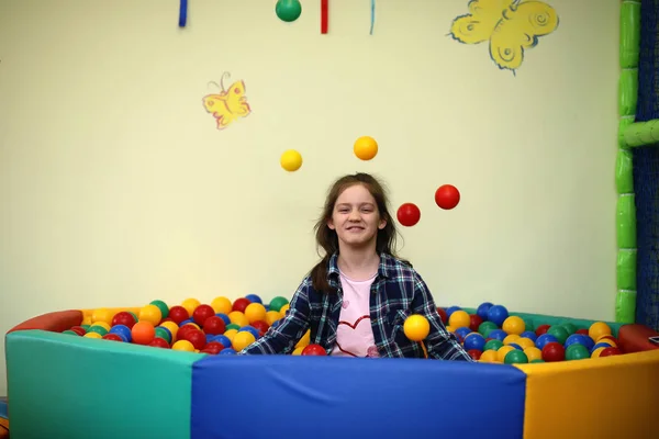 Un niño se está divirtiendo y jugando en una fiesta infantil — Foto de Stock