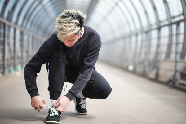 Un uomo in abbigliamento sportivo all'aperto — Foto Stock