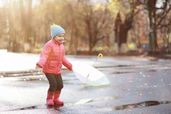 Children walk in the autumn park — Stock Photo, Image