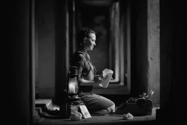 책을 읽고 오래 된 집에 복고풍 소녀 — 스톡 사진