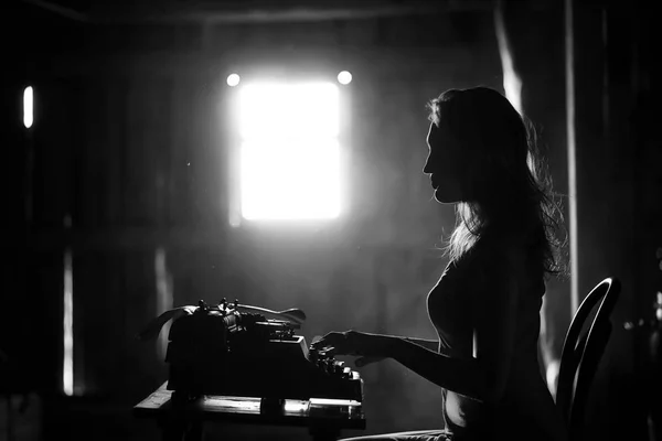 O fată imprimă pe o maşină de scris veche — Fotografie, imagine de stoc