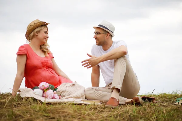 Schwangere Mädchen Mit Dickem Bauch Und Junger Mann Par — Stockfoto